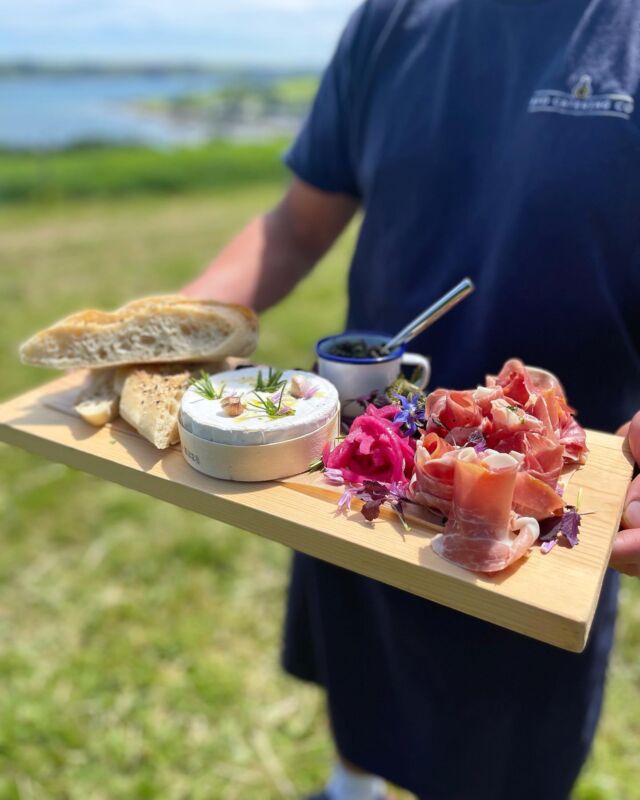 A cheeky little Cornish Camembert starter board from one of last weeks weddings featuring Parma ham, black olive tapenade, gherkins and of course, our favourite bakery’s finest @stivesbakery1 Turkish flatbread. 👌 
.
#cornishwedding #cornwall #summer #food #foodphotography