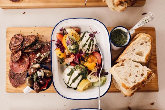 Lovely to see photos of each of our three course sharing menu from a beautiful wedding a few weeks ago @camelstudio1 for Connor and Felicity’s wedding. 
. 
Thanks for the 📸 @ollyknightphoto .
